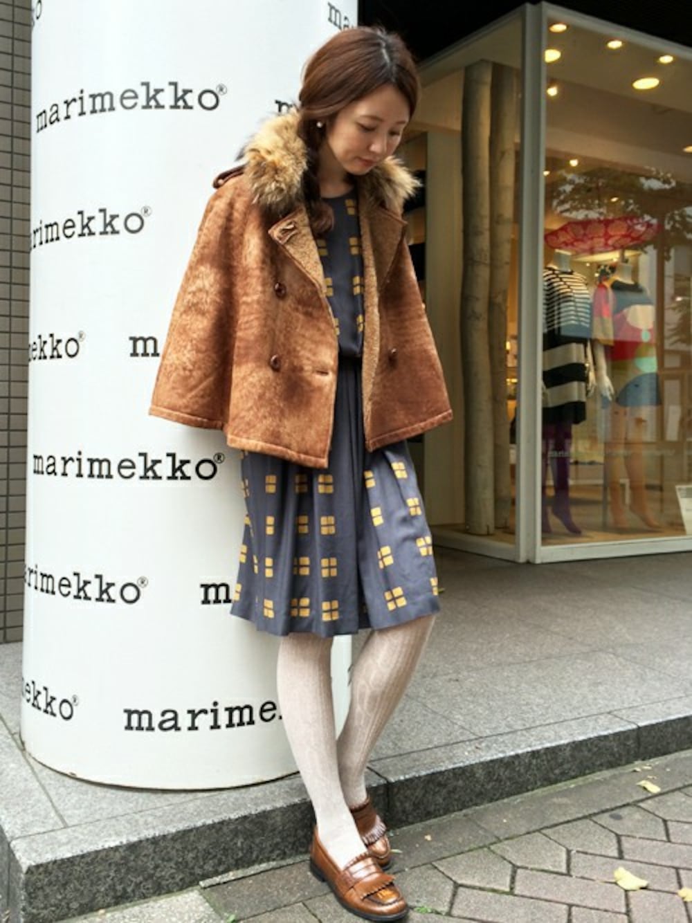 「ファー、ローファー、marimekko、タイツ、ポンチョ、マリメッコ、三つ編み、柄ワンピース、秋コーデ、グレーワンピース」｜「marimekkoのIkkuna Woven / VITRI（ワンピース、グレー系）」を使った、staff2さん（レディース・160cm）の秋コーディネートの1枚目の写真