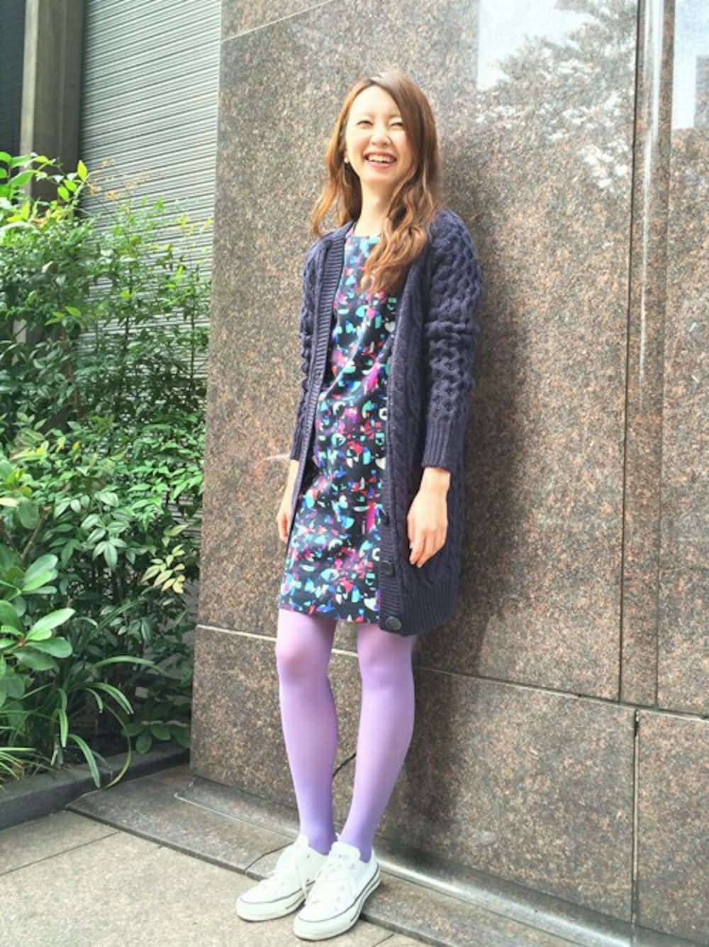「幾何学模様、marimekko、マリメッコ、カラータイツ、ローカットスニーカー、ワンピース✖︎ニット、笑顔、丈感、ロングヘア、総柄ワンピース」｜「marimekkoのHilu / HIPSI（ワンピース、ブラック系）」を使った、staff2さん（レディース・160cm）の秋コーディネートの1枚目の写真
