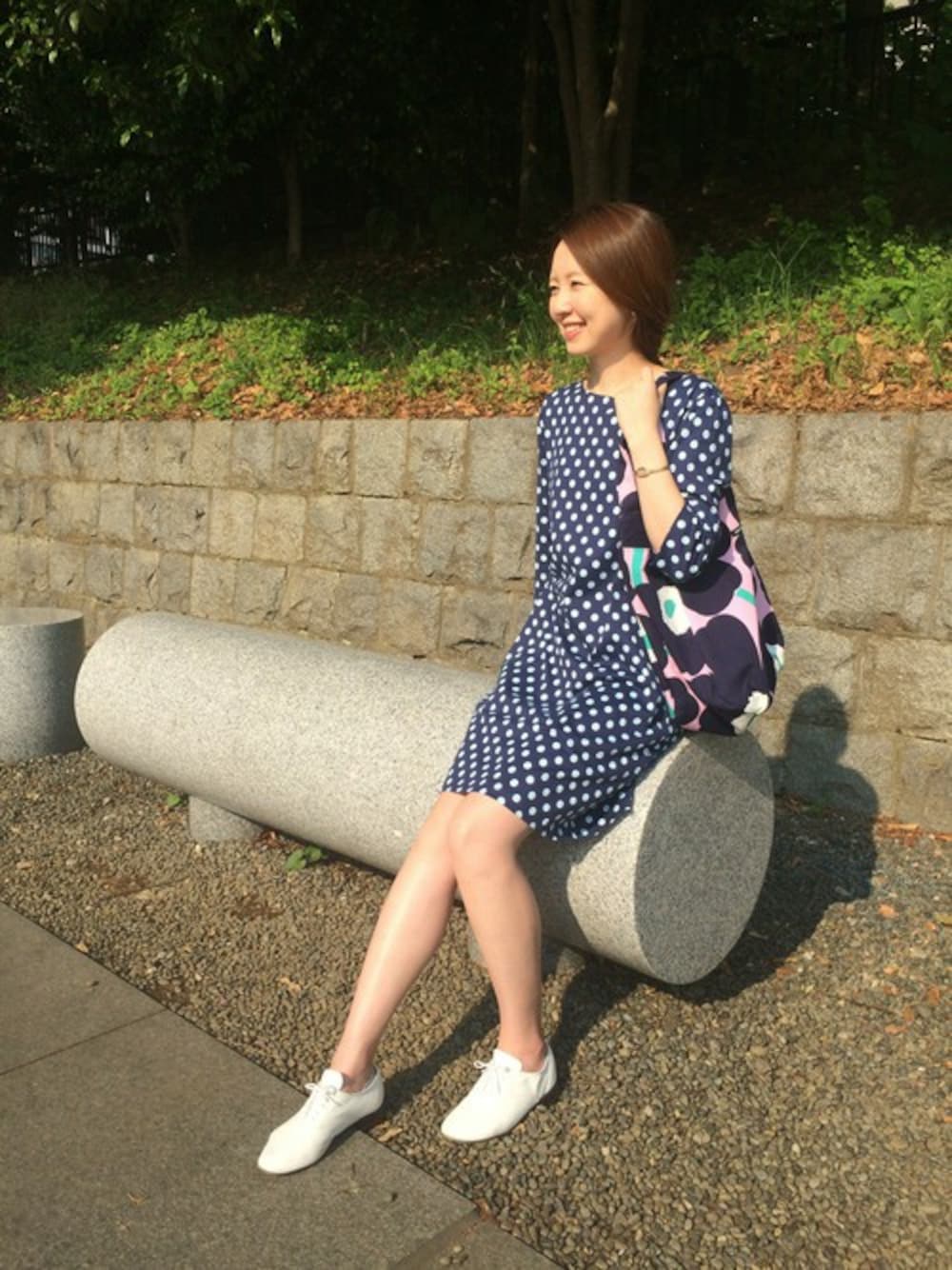 「トートバッグ、ワンピース、ネイビー、ドット、marimekko、水玉、マリメッコ、柄×柄、ボートネック、七分袖」｜「marimekkoのPallo Jersey / KULA （ワンピース、ブルー系）」を使った、staff2さん（レディース・160cm）の夏コーディネートの1枚目の写真
