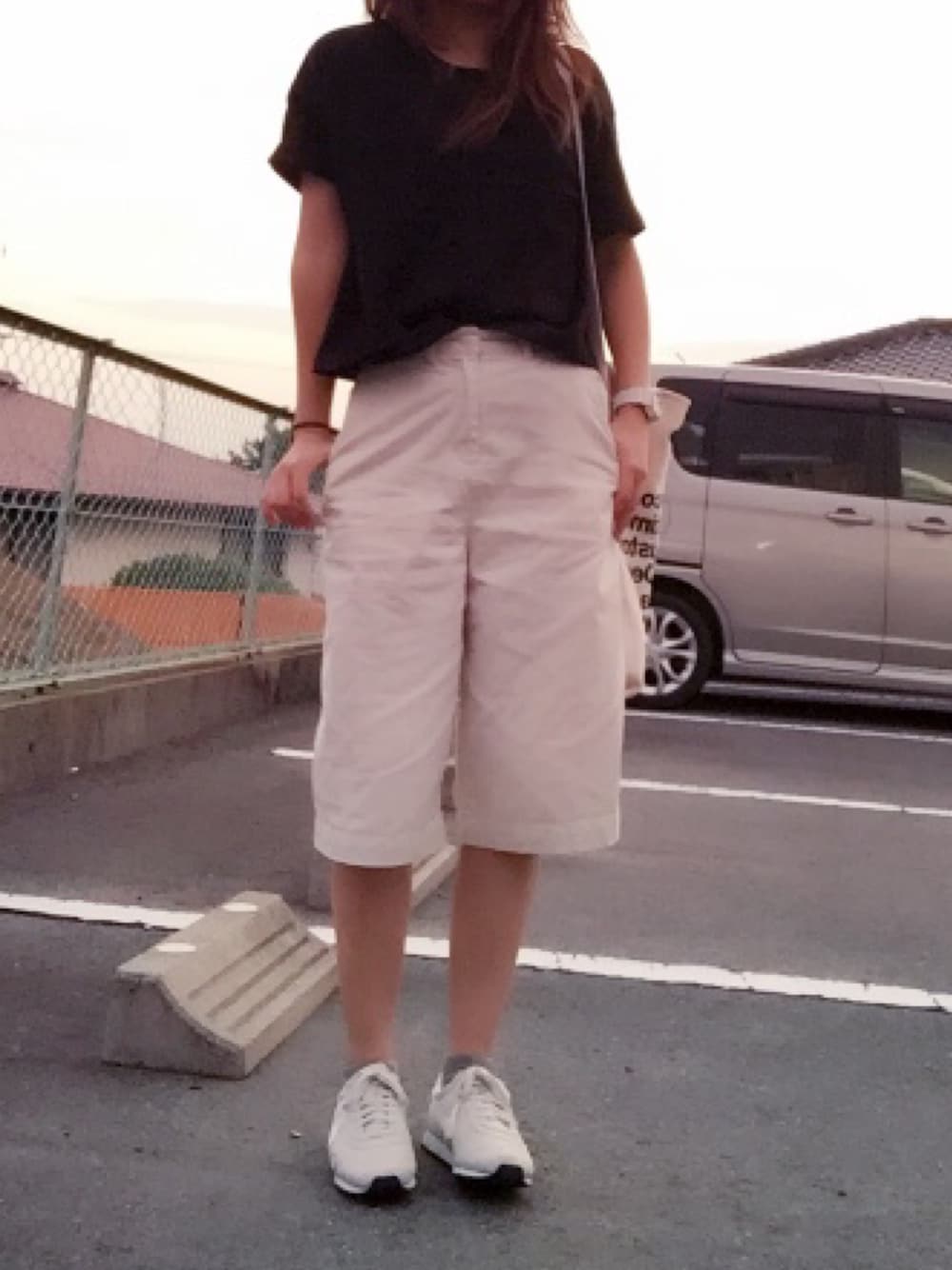 「GU、ガウチョパンツ、ホワイトパンツ、ブラック×ホワイト」｜「GUのアイテム（Tシャツ/カットソー、ブラック系）」を使った、かをさん（レディース・160cm）の夏コーディネートの1枚目の写真