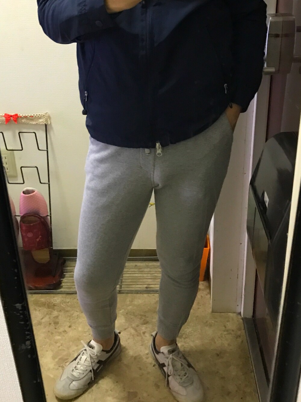 「パーカー、スウェットパンツ、ジョギングスタイル」｜「SHIPSのアイテム（その他パンツ、グレー系）」を使った、NaokiTさん（メンズ・164cm）の秋コーディネートの1枚目の写真