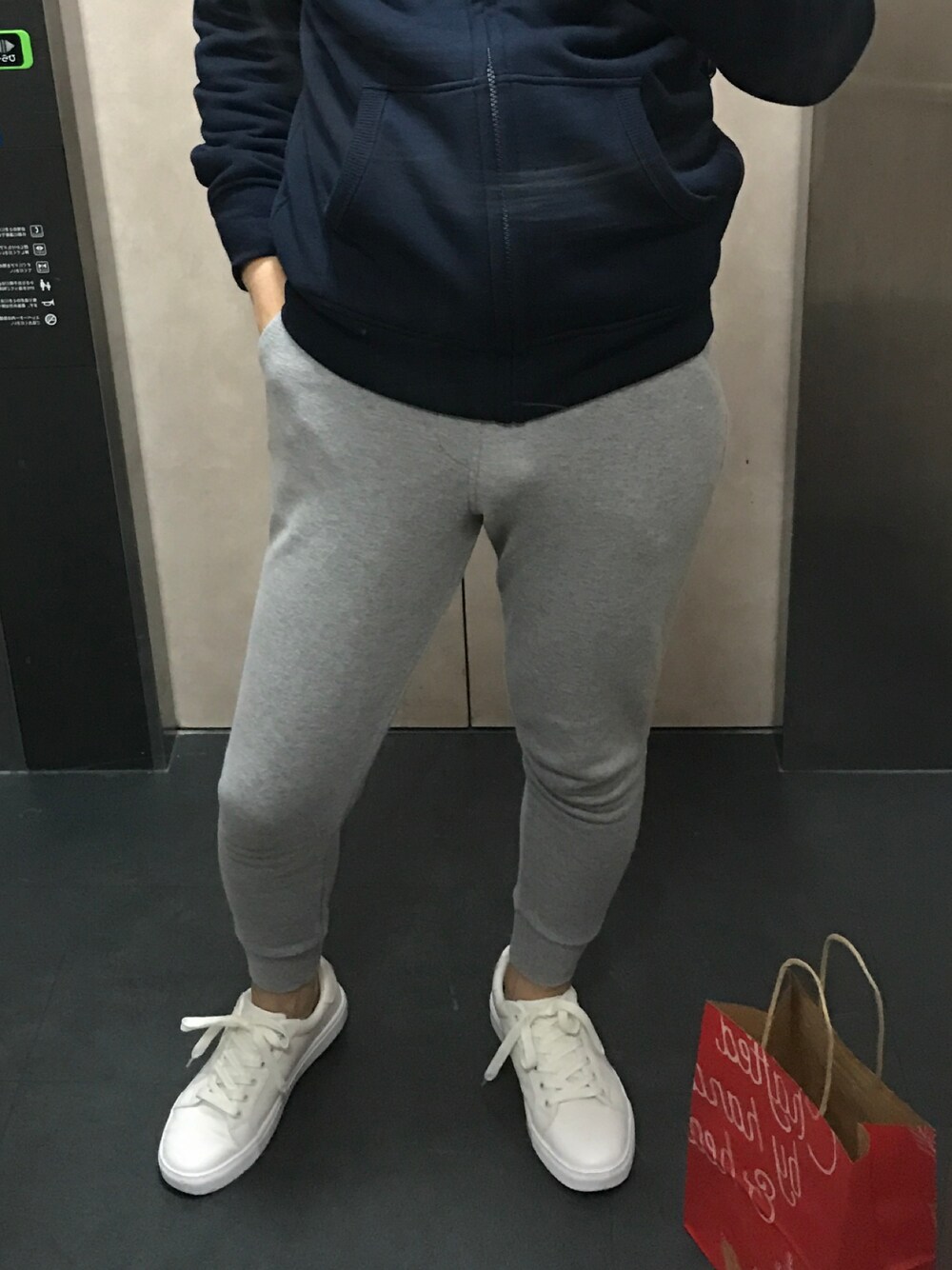 「スウェットパンツ、スウェパン、白スニーカー、パーカー」｜「SHIPSのアイテム（その他パンツ、グレー系）」を使った、NaokiTさん（メンズ・164cm）の秋コーディネートの1枚目の写真