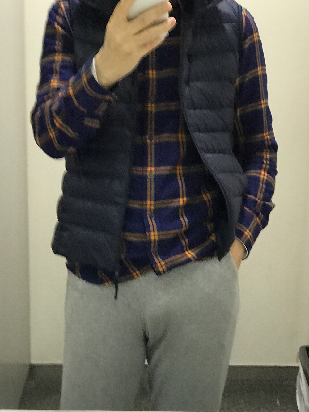 「スウェットパンツ、ダウンベスト、チェックシャツ」｜「UNIQLOのアイテム（シャツ/ブラウス、オレンジ系）」を使った、NaokiTさん（メンズ・164cm）の秋コーディネートの1枚目の写真