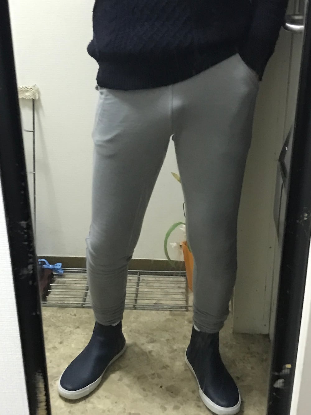 「レインシューズ、雨の日コーデ、BCR、スウェットパンツ、ユニクロ」｜「asosのアイテム（その他パンツ、グレー系）」を使った、NaokiTさん（メンズ・164cm）の冬コーディネートの1枚目の写真