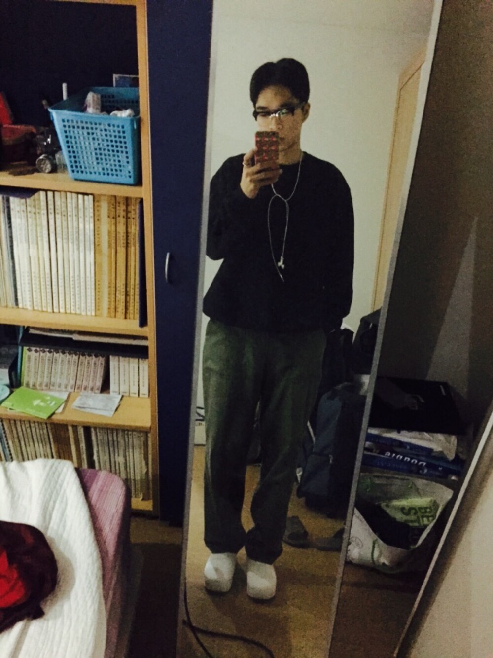 ホワイト系のスニーカー、ブラック系のニット/セーターを着用したメンズの秋コーディネートの1枚目の写真