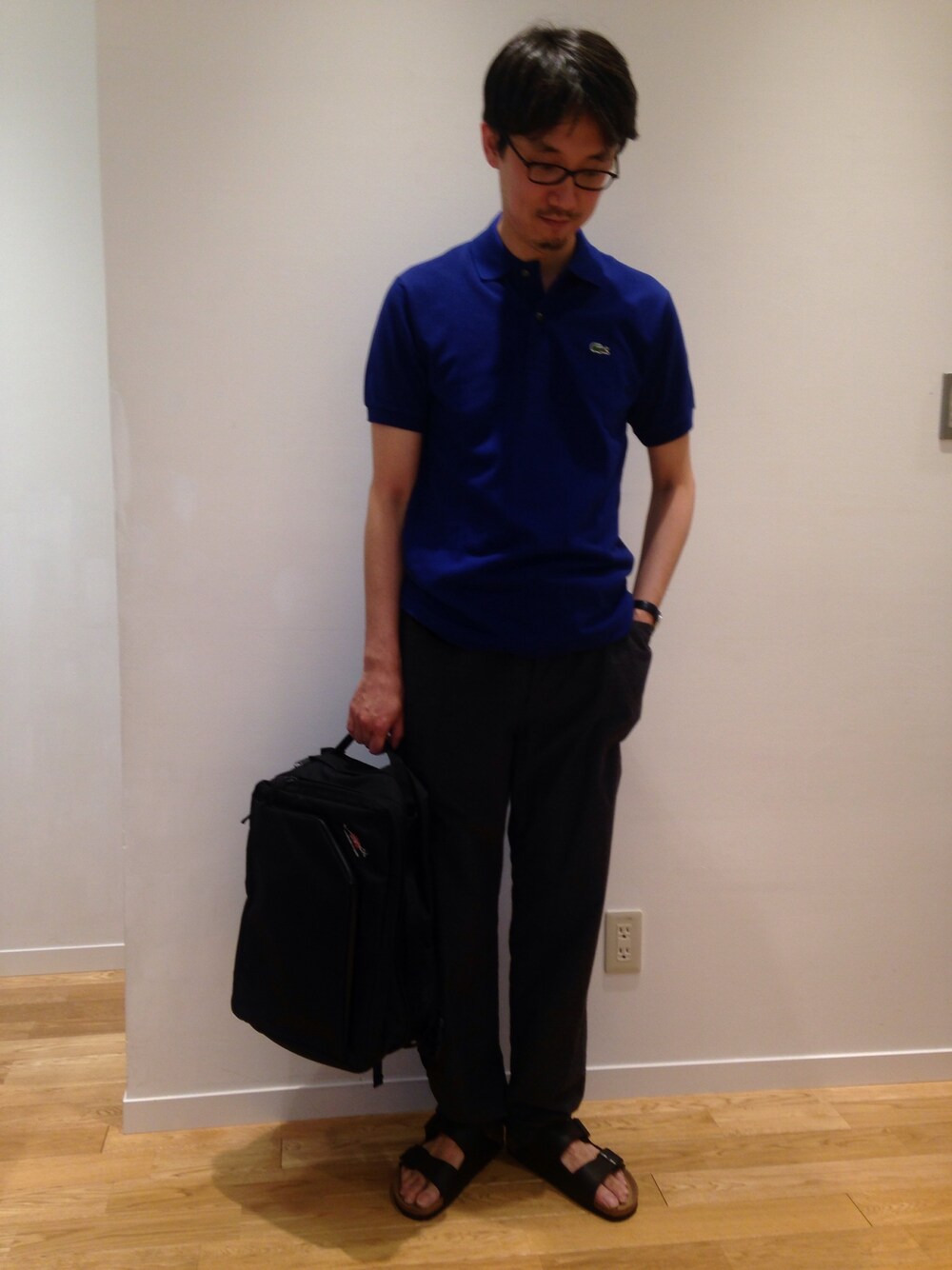 「COMOLIの15春夏新入荷【COMOLI(コモリ)】タイプライタードローストリングパンツ（その他パンツ、グレー系）」を使った、こばやしさん（メンズ・177cm）の春コーディネートの1枚目の写真