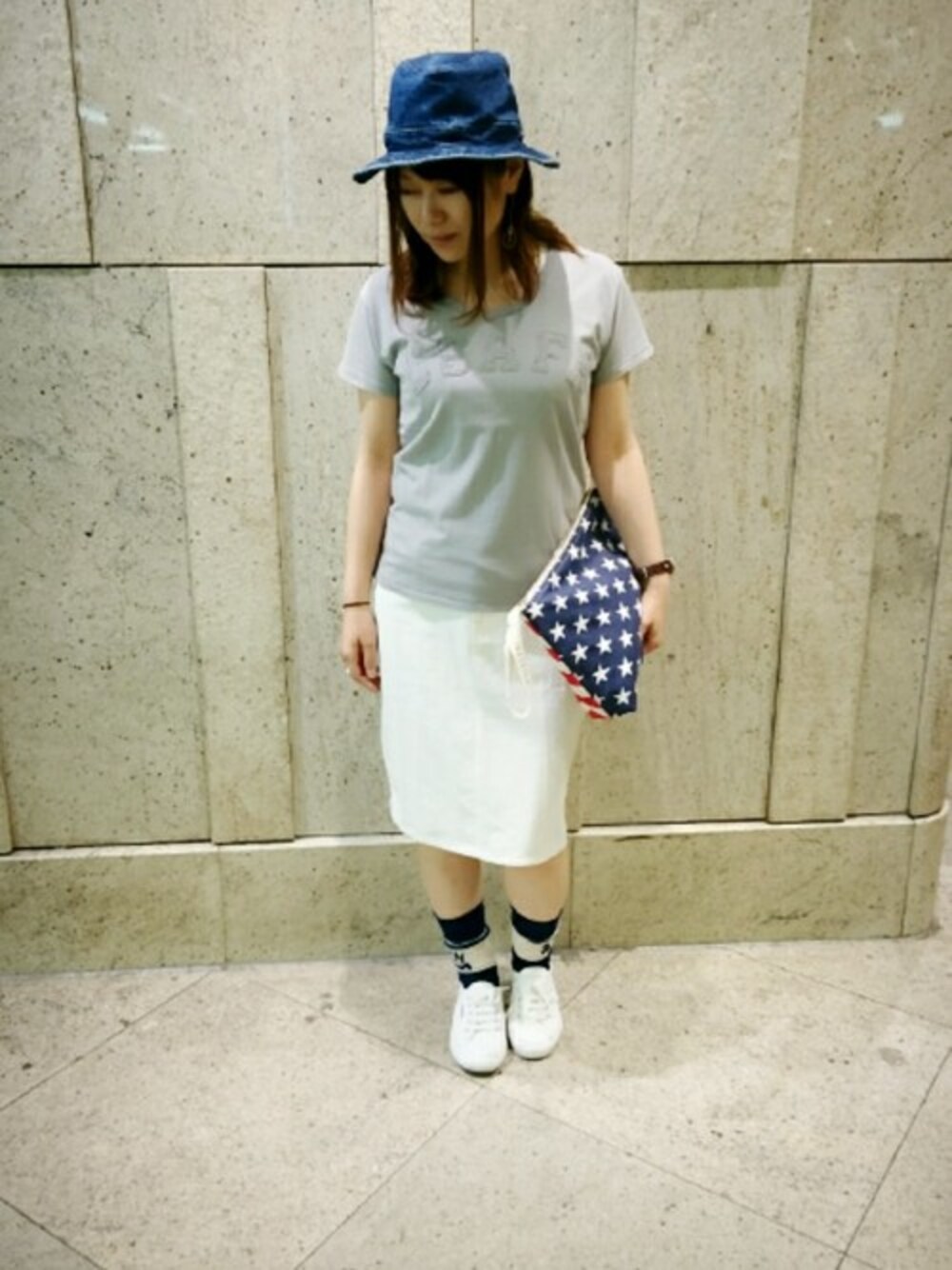 「ミリタリー、ホワイト、バイカラー、Tシャツ、AVIREX、靴下、ひざ丈スカート、ツートーン、SUPERGA、AVIREXBelle」｜「AVIREXのavirex/アヴィレックス/　S/S USAFA FELT LOGO T-SHIRT/半袖　USAFA ロゴ Tシャツ（Tシャツ/カットソー、グレー系）」を使った、Takematsuさん（レディース・156cm）の春コーディネートの1枚目の写真