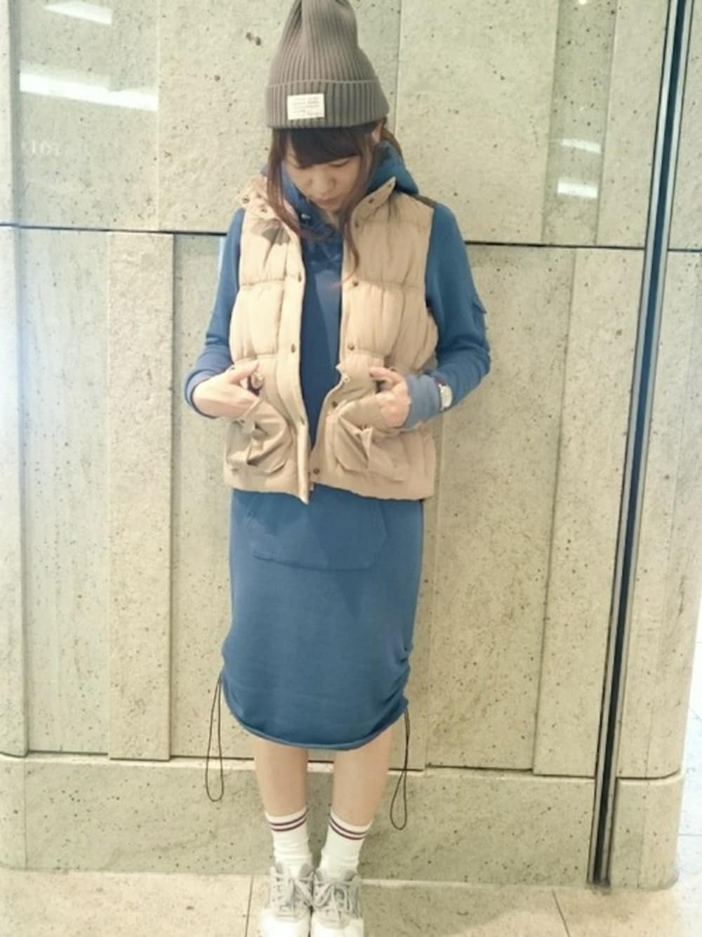 ブルー系のワンピース、ブルー系のワンピース、ベージュ系のベストを着用したレディースの秋コーディネートの1枚目の写真