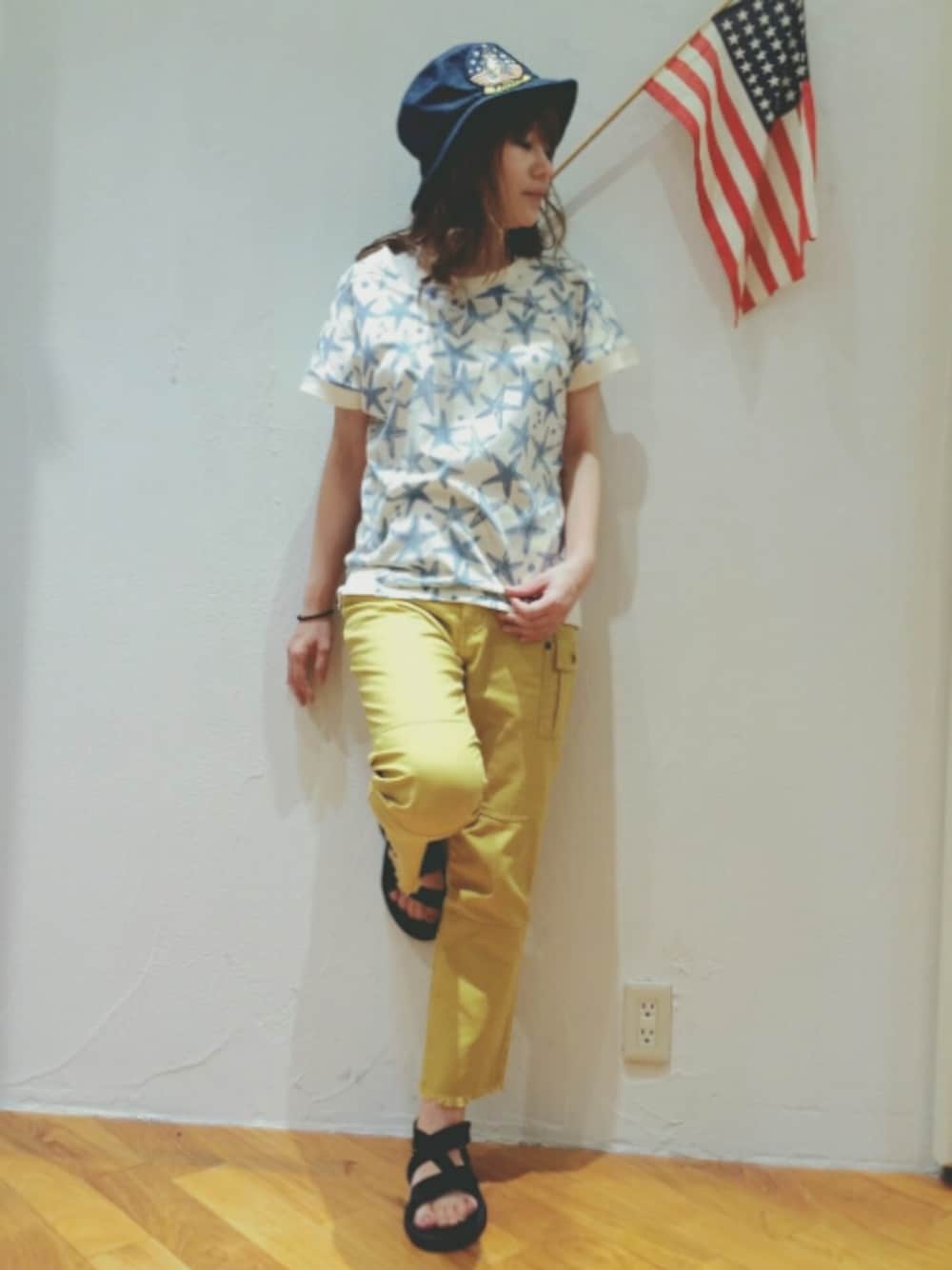 イエロー系のその他パンツ、ベージュ系のTシャツ/カットソー、ブラック系のサンダルを着用したレディースの夏コーディネートの1枚目の写真