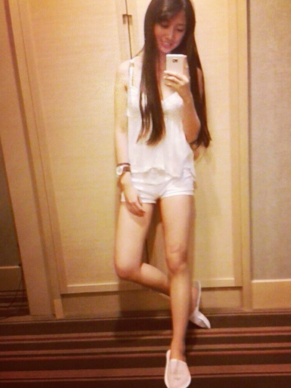 「HOTEL、Taiwan、hkgirl、casual、WEARBOOKエントリー、lookbook、outfit」｜「Hollisterのアイテム（タンクトップ、ホワイト系）」を使った、Sibylさん（レディース・160cm）の春コーディネートの1枚目の写真