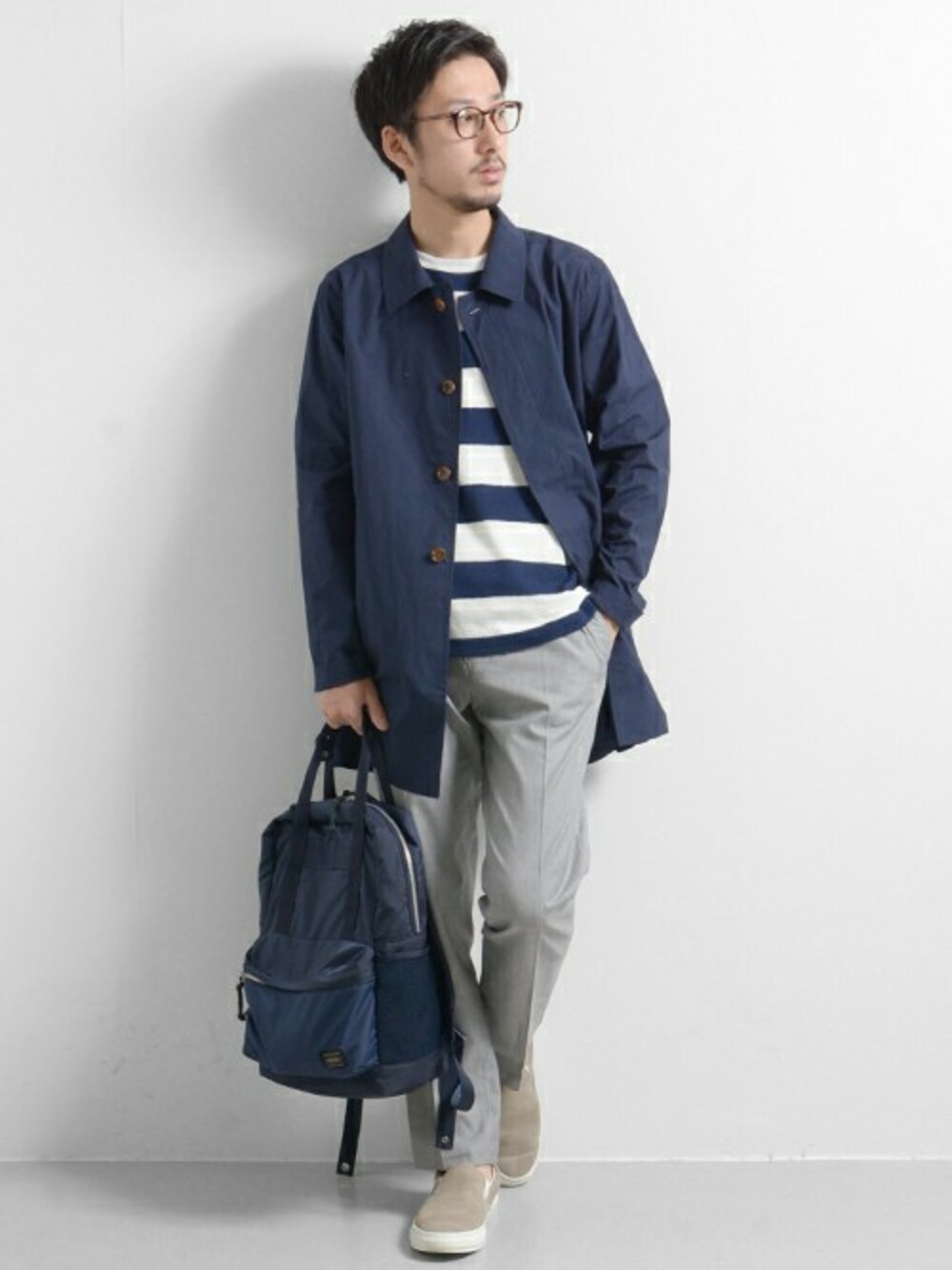 「URBAN RESEARCHのURミドル丈ライトステンカラーコート（ステンカラーコート、ブルー系）」を使った、moriyamaさん（メンズ・172cm）の春コーディネートの1枚目の写真