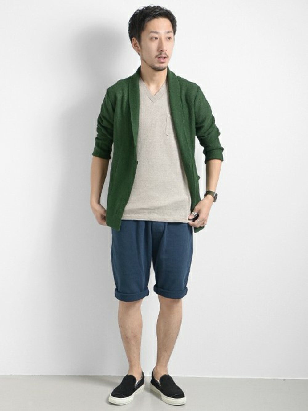 グリーン系のカーディガン/ボレロ、グレー系のTシャツ/カットソー、ブルー系のその他パンツを着用したメンズの春コーディネートの1枚目の写真