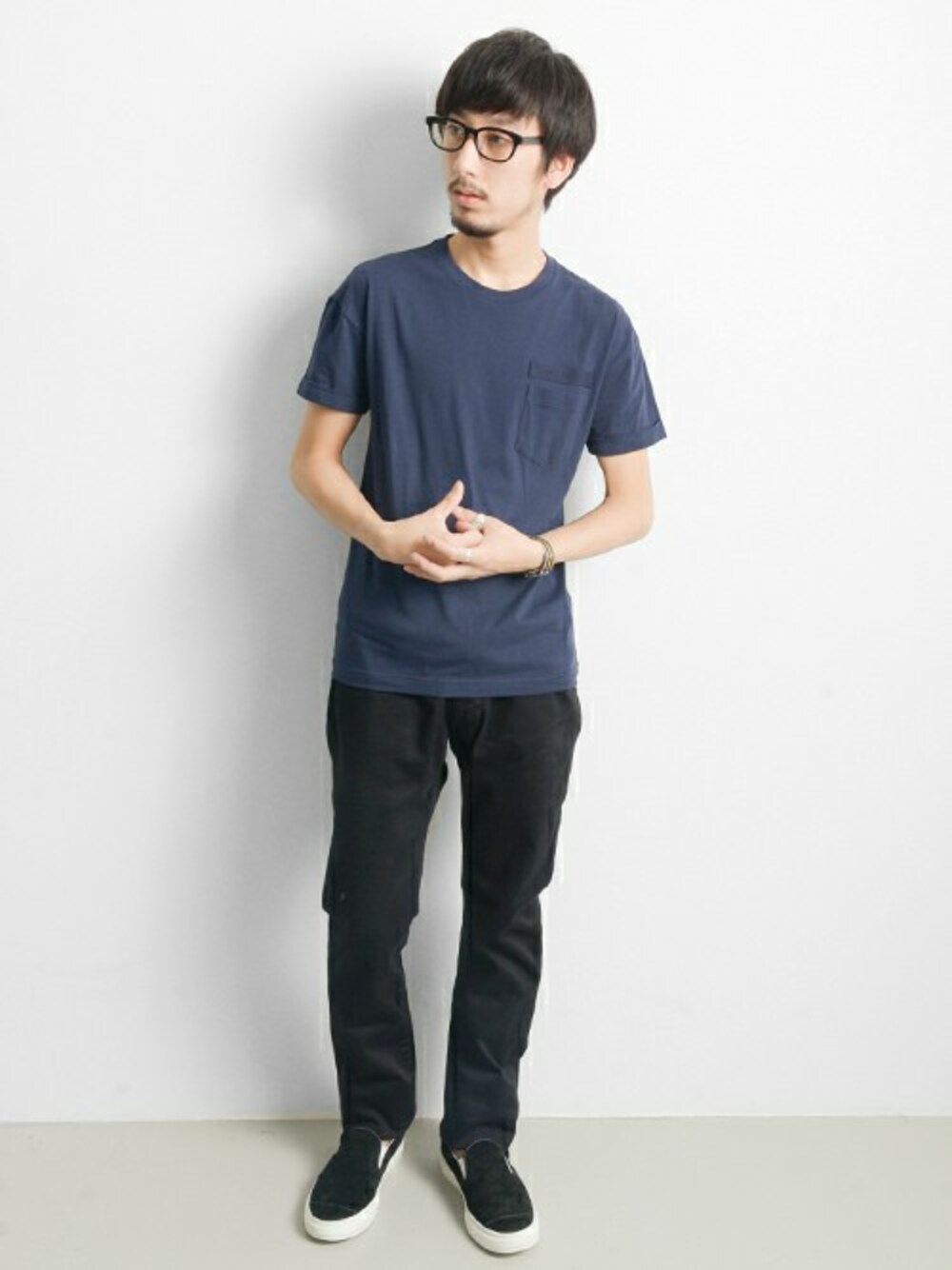 ブラック系のスニーカー、ブルー系のTシャツ/カットソーを着用したメンズの春コーディネートの1枚目の写真