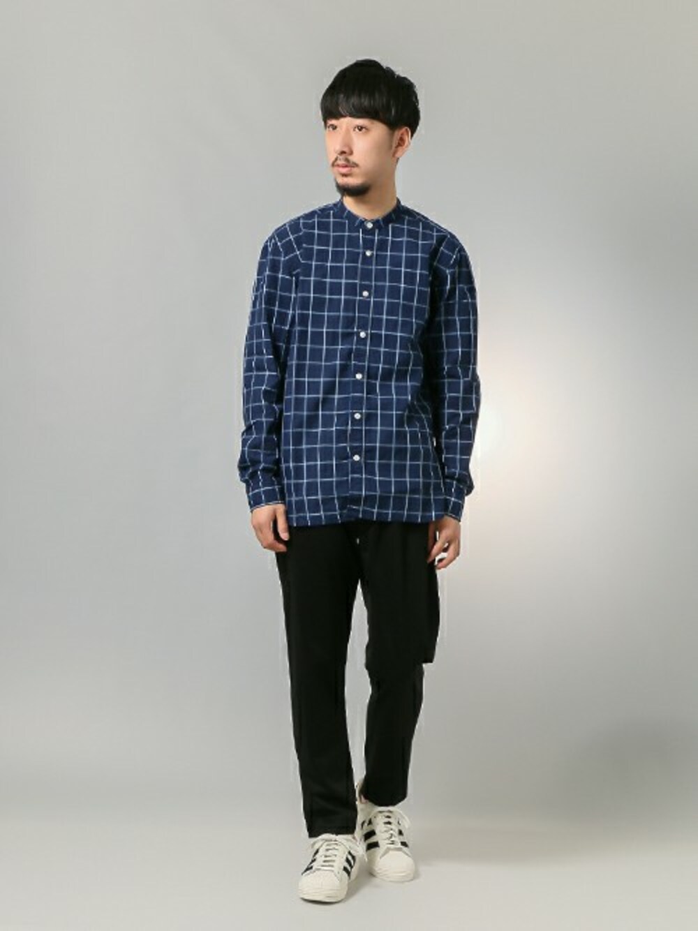 ブルー系のシャツ/ブラウス、ブラック系のその他パンツを着用したメンズの春コーディネートの1枚目の写真