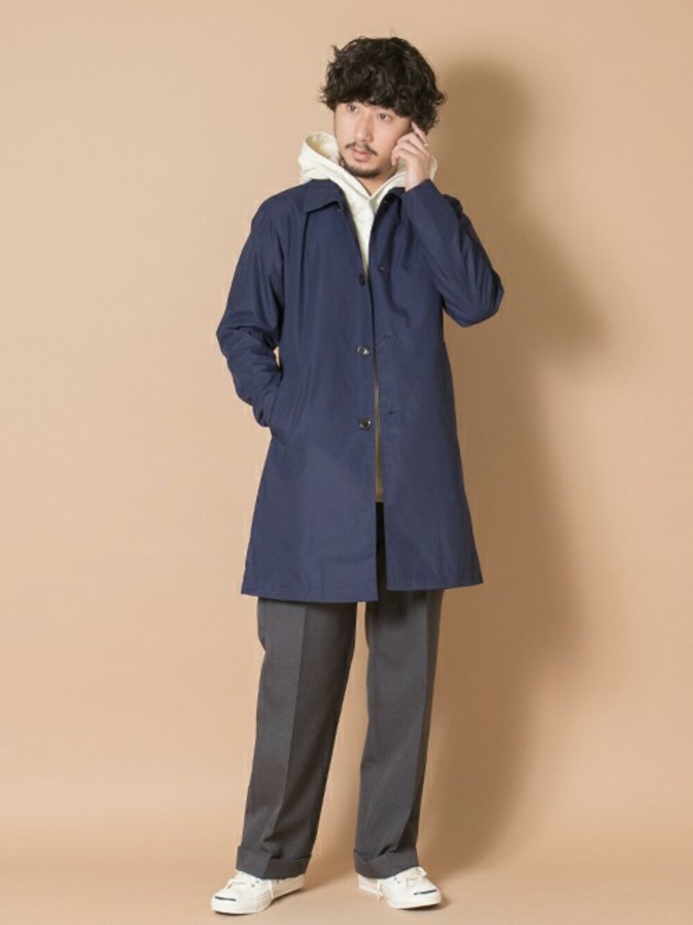「コート、スニーカー、パーカー、ネイビー、秋のコーデ、converse、アーバンリサーチ、レイヤードスタイル、ワイドパンツ、URBAN RESEARCH」｜「URBAN RESEARCHのURBAN RESEARCH コンパクトウェザー ステンカラコート（ステンカラーコート、ブルー系）」を使った、moriyamaさん（メンズ・172cm）の秋コーディネートの1枚目の写真