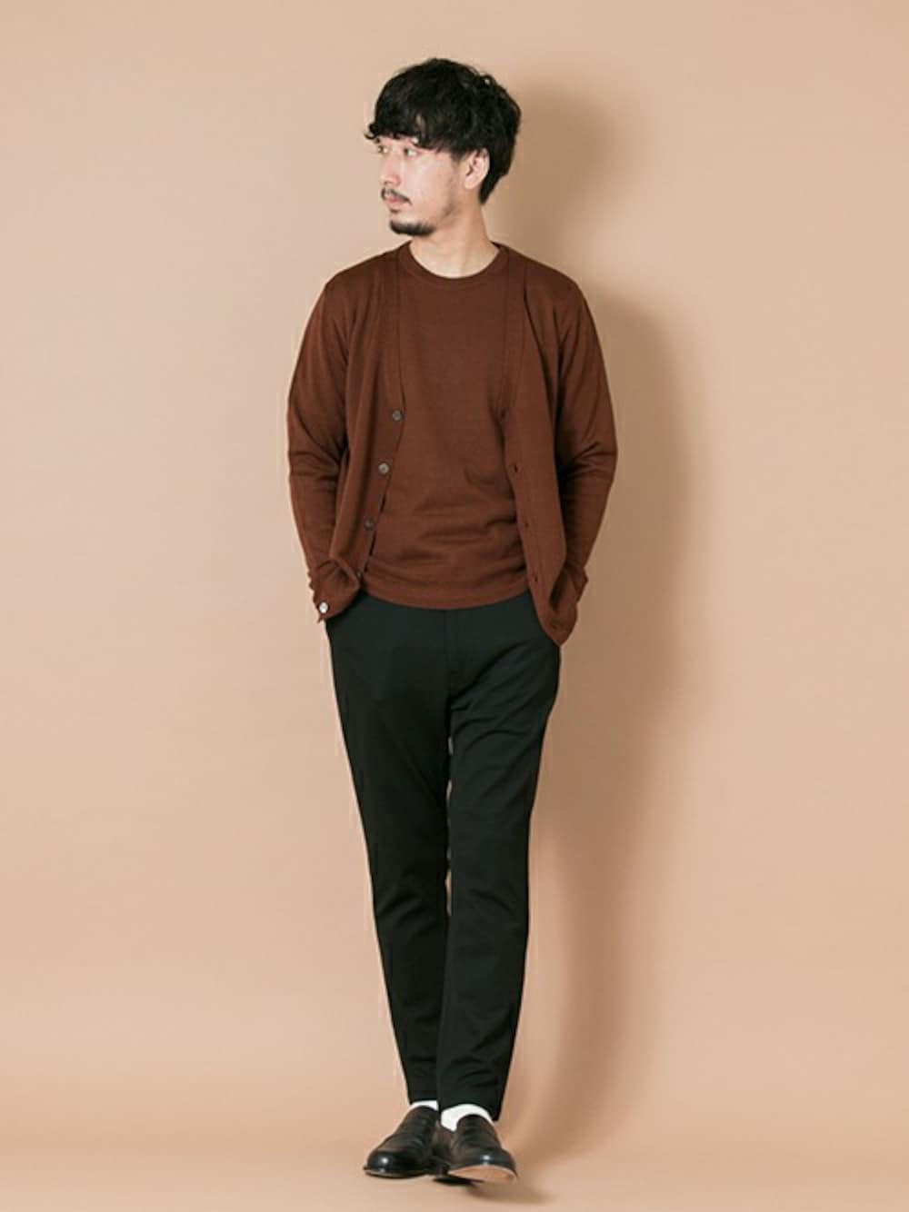 「カーディガン、Tシャツ、ローファー、秋のコーデ、アーバンリサーチ、ブラウン、革靴、白ソックス、アンサンブル」｜「URBAN RESEARCHのLANDWARDS アンサンブルニット（ニット/セーター、ブラウン系）」を使った、moriyamaさん（メンズ・172cm）の秋コーディネートの1枚目の写真