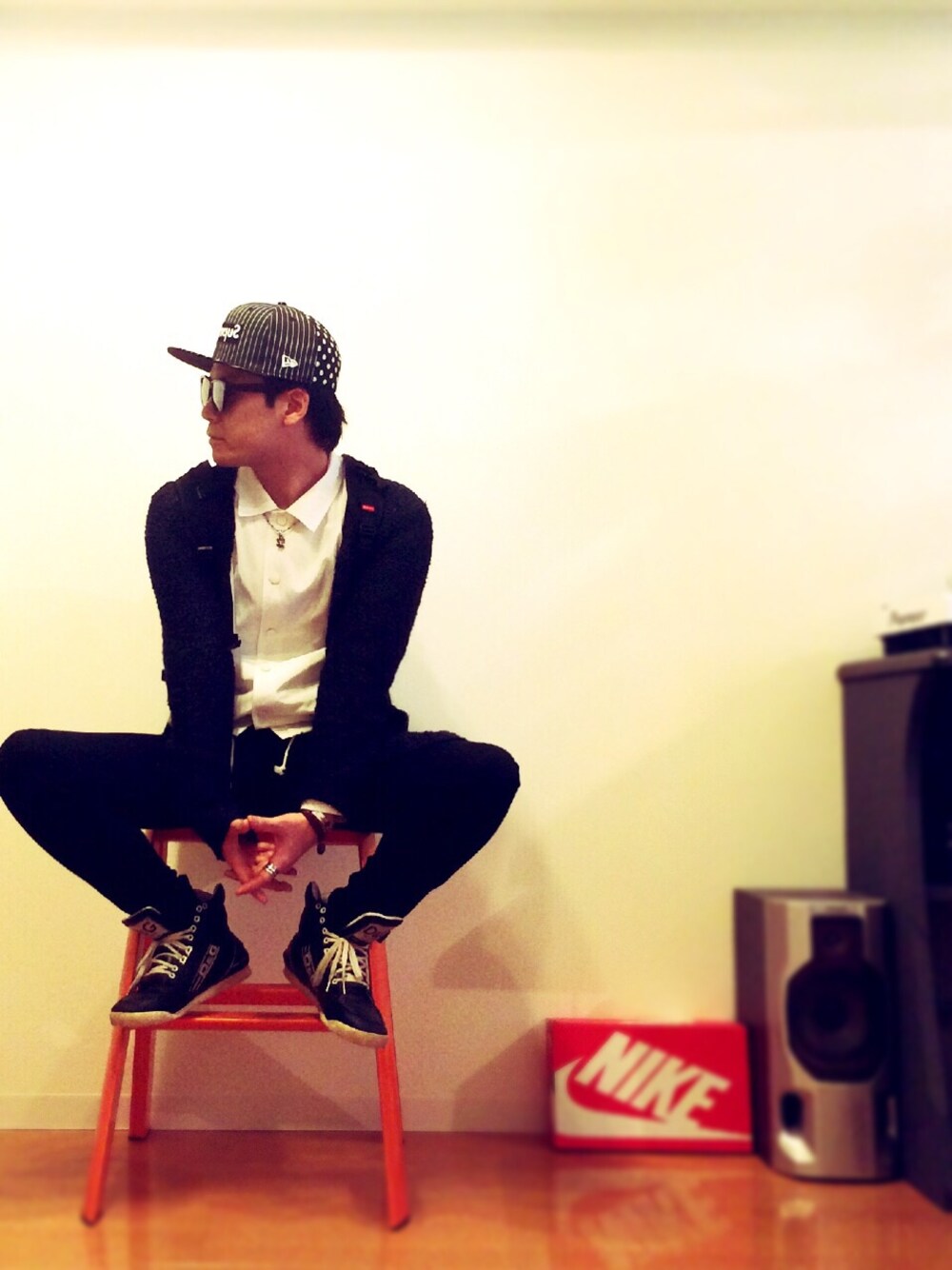 ブラック系のバックパック/リュック、ブラック系のデニムパンツ、グレー系のカーディガン/ボレロを着用したメンズの冬コーディネートの1枚目の写真