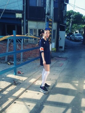 「Adidas t（ジャージ、ブルー系）」を使った、Chelsea Liu さん（レディース・163cm）の夏コーディネート