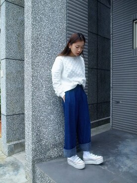 「Reborn.Cのアイテム（Tシャツ/カットソー、ホワイト系）」を使った、Chelsea Liu さん（レディース・163cm）の冬コーディネート