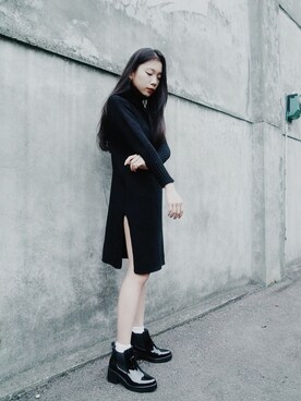 「Reborn.Cの高領針織開岔洋裝（ワンピース、ブラック系）」を使った、Chelsea Liu さん（レディース・163cm）の冬コーディネート