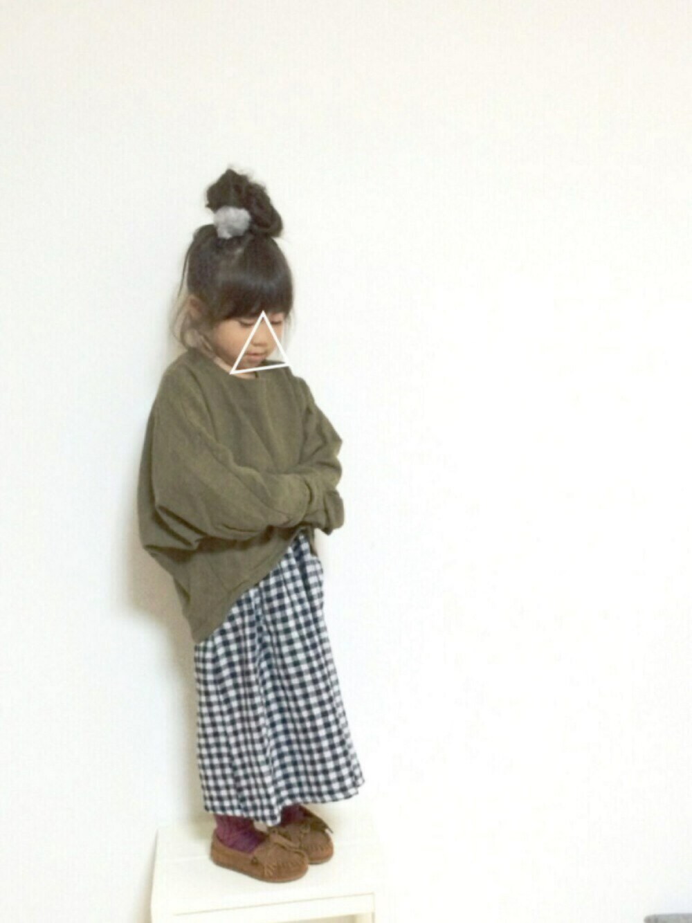 グリーン系のシャツ/ブラウス、ブラック系のパンツ、ブラウン系のモカシン/デッキシューズを着用したキッズの秋コーディネートの1枚目の写真