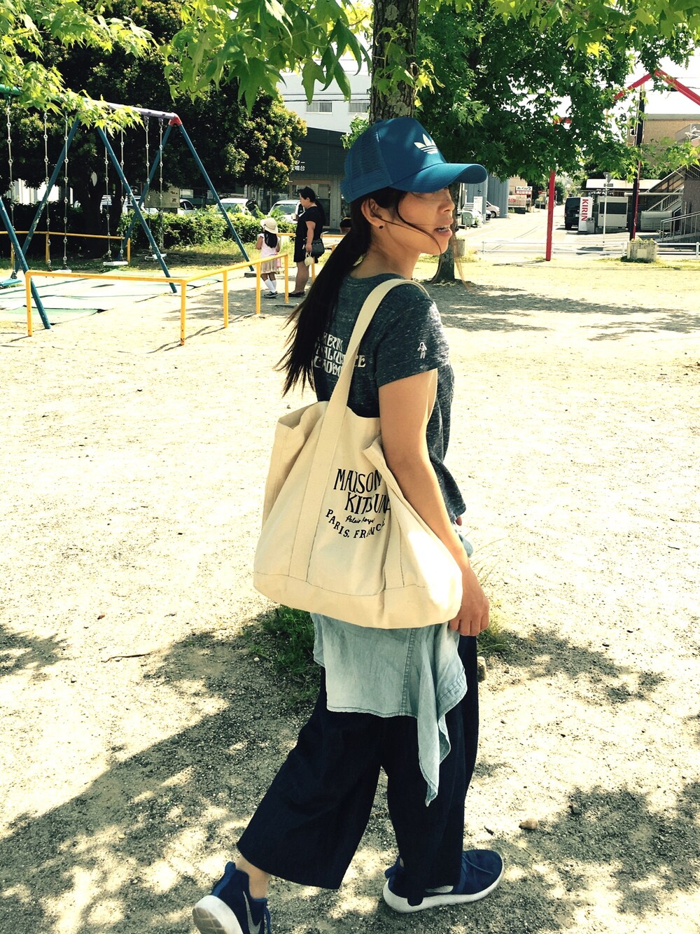 ブルー系のTシャツ/カットソー、ベージュ系のトートバッグ、ブルー系のキャップを着用したメンズの夏コーディネートの1枚目の写真