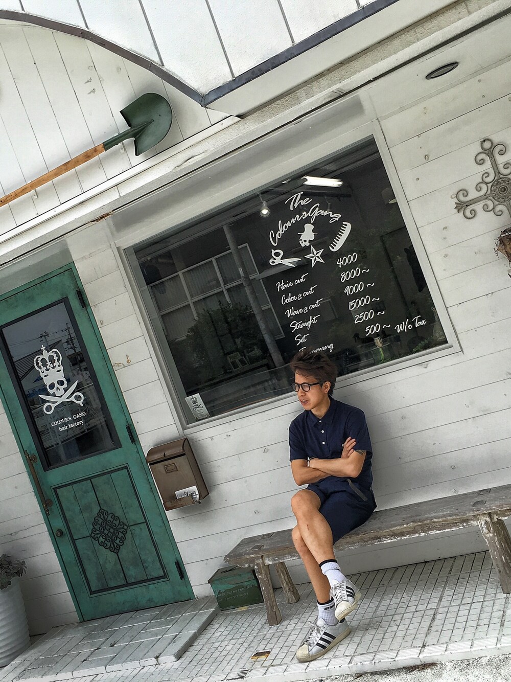 ブルー系のポロシャツを着用したメンズの夏コーディネートの1枚目の写真