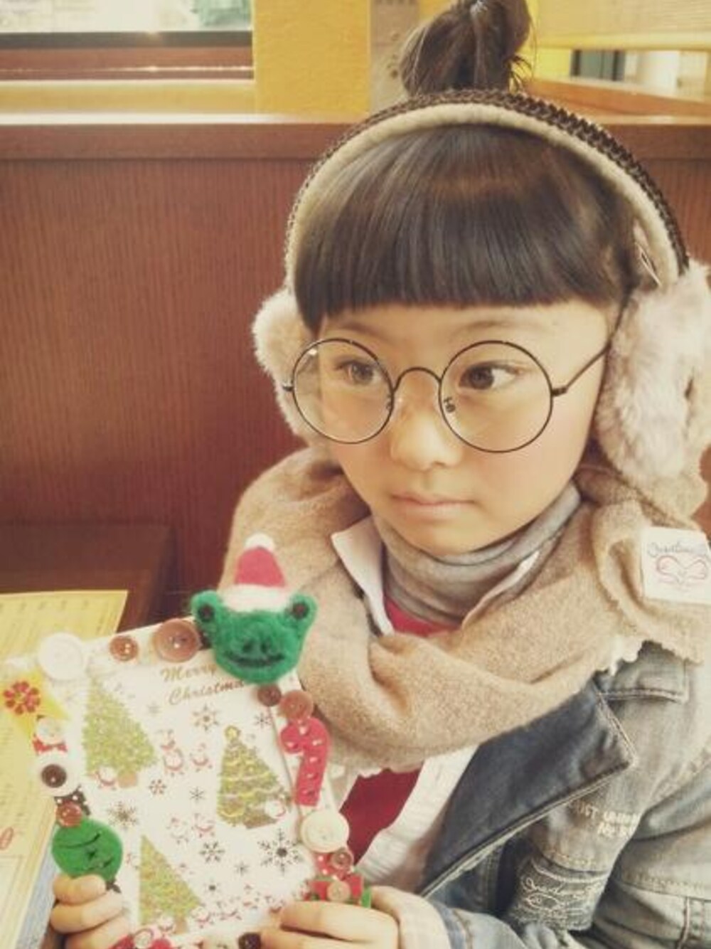 「ブーフーウー、ブーフーウーWEARコンテスト、イヤーマフ、おだんご、丸メガネ、くま、クリスマス」｜「BOOFOOWOOの中綿入りジャケット（デニムジャケット、ブルー系）」を使った、COCOさん（キッズ・120cm）の冬コーディネートの1枚目の写真