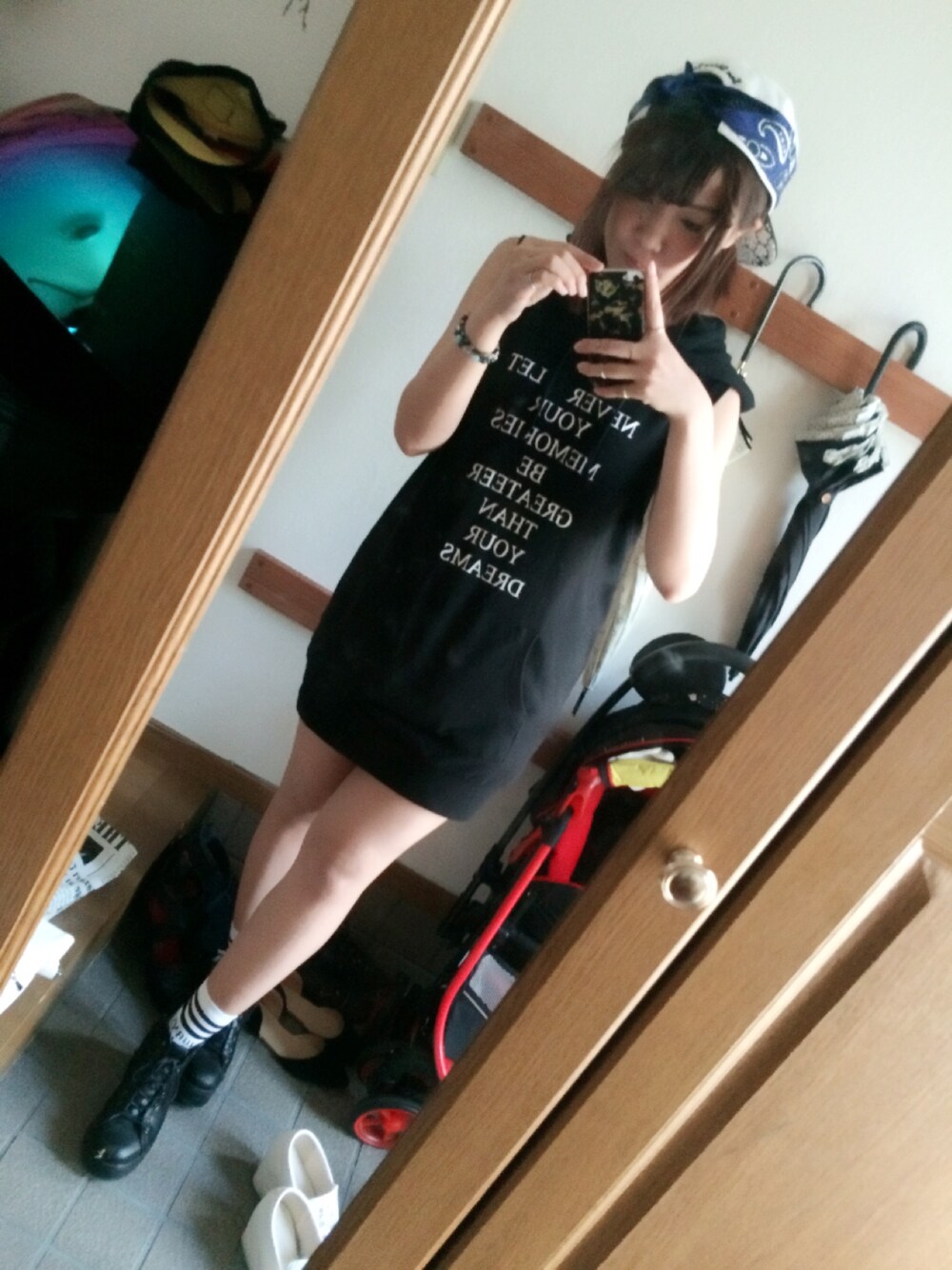 ブラック系のシャツワンピースを着用したレディースの秋コーディネートの1枚目の写真