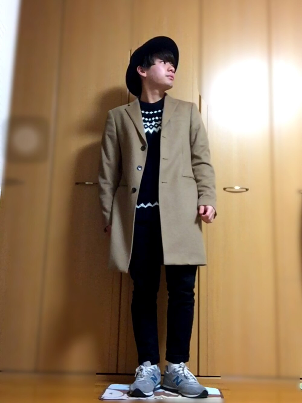 グレー系のスニーカー、ブラック系のパンツ、ベージュ系のジャケット/アウターを着用したメンズの冬コーディネートの1枚目の写真