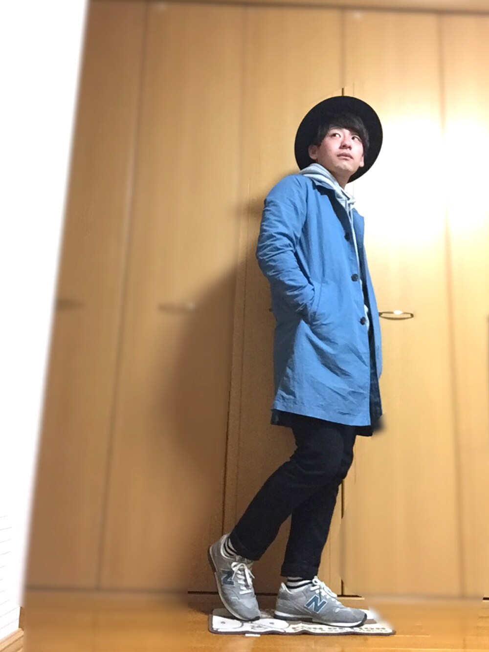 グレー系のスニーカー、ホワイト系のTシャツ/カットソー、ブルー系のジャケット/アウターを着用したメンズの冬コーディネートの1枚目の写真