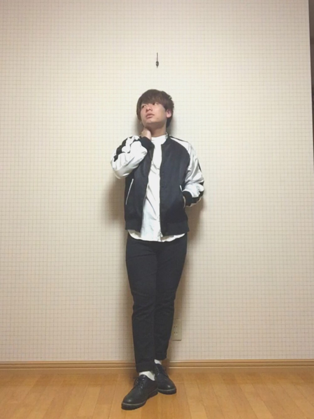 ブラック系のブルゾン、ホワイト系のシャツ/ブラウス、ブラック系のパンツを着用したメンズの秋コーディネートの1枚目の写真