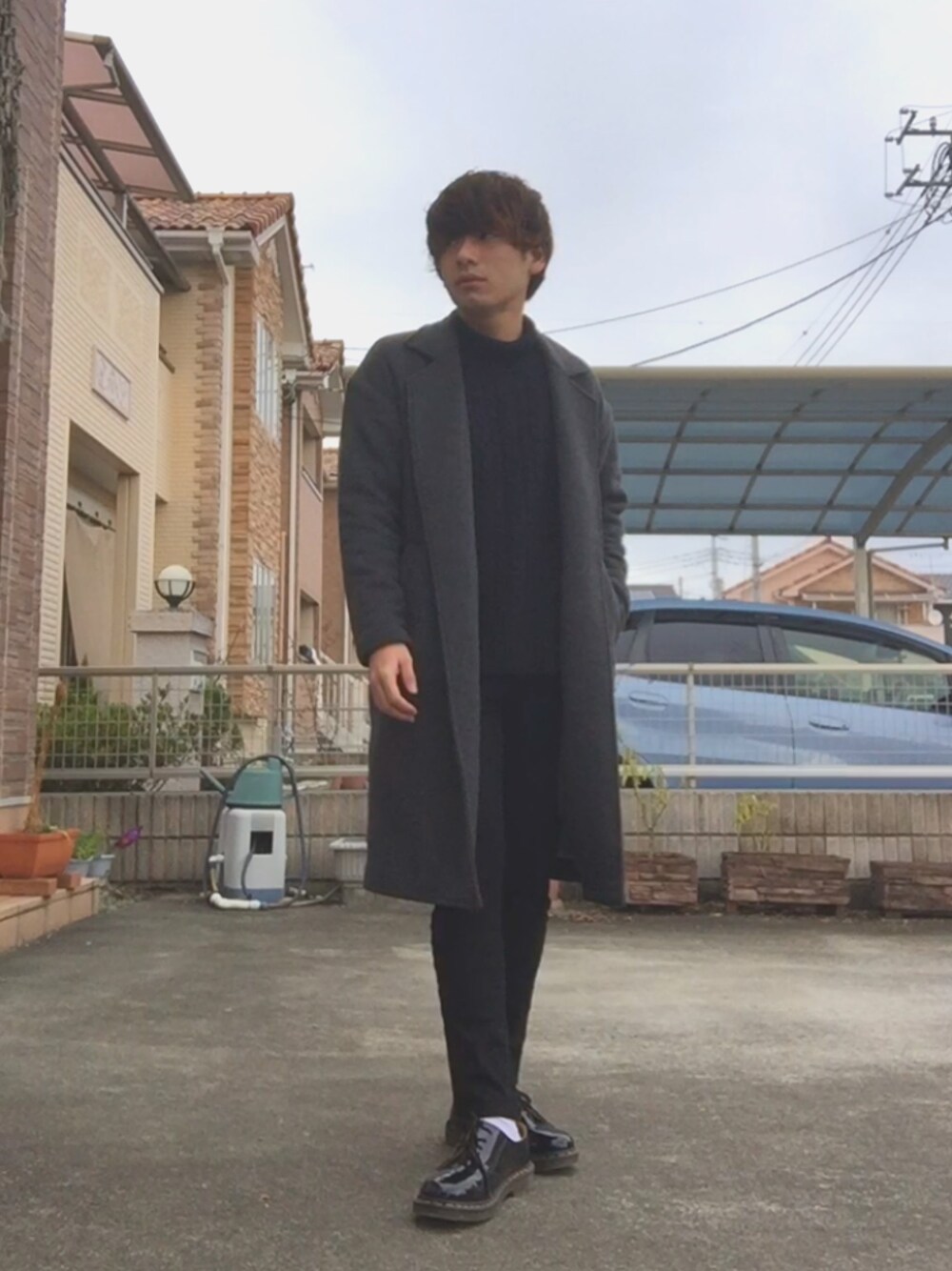 「シンプルコーデ、休日スタイル、きれいめカジュアル、チェスターコート、タートルネック、Lui's、lot holon、スキニーデニム、Dr.Martens、冬」｜「Lui'sのローブコート（チェスターコート、グレー系）」を使った、H.Kさん（メンズ・168cm）の秋コーディネートの1枚目の写真