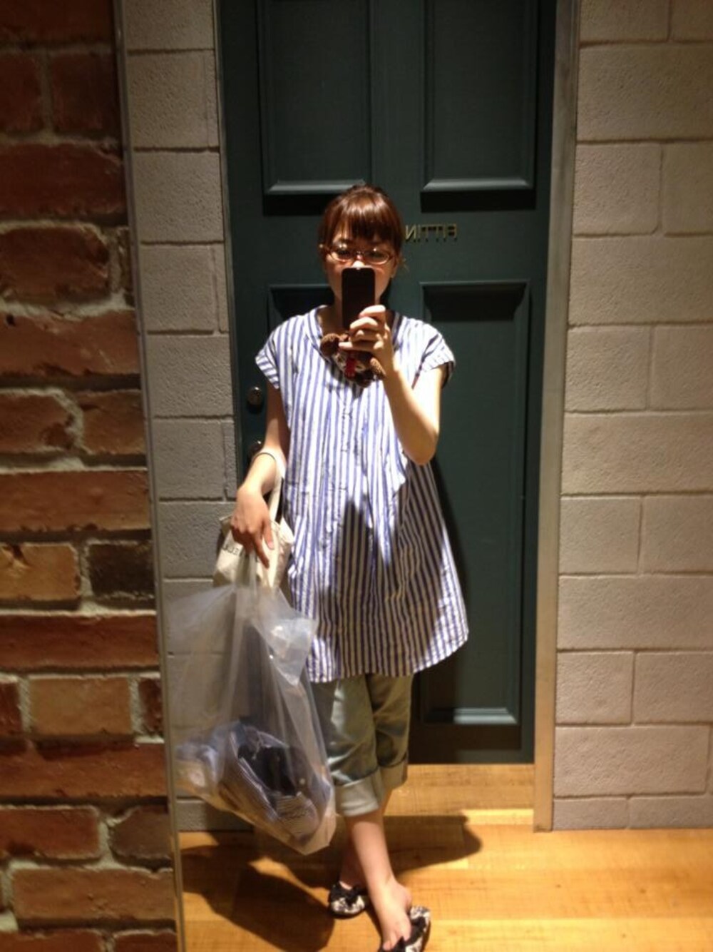 「ストライプ、ボーイフレンドデニム、シャツワンピ、Dot＆Stripes CHILD　WOMAN」｜「CHILD WOMANのタイプライター　ぬけ衿ワンピース（ワンピース、ブルー系）」を使った、みゆちゅうさん（レディース・164cm）の春コーディネートの1枚目の写真