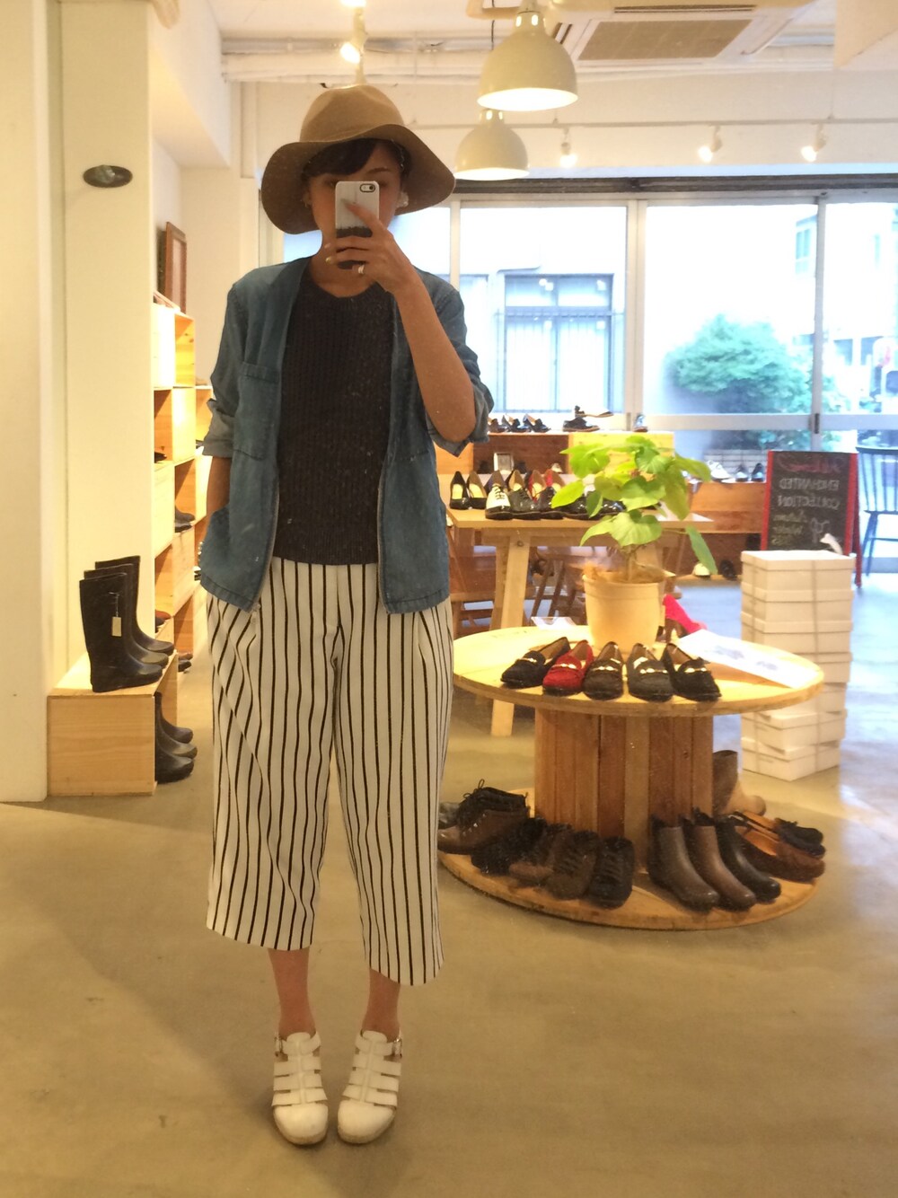 ブルー系のノーカラージャケット、その他のその他パンツ、ホワイト系のサンダルを着用したレディースの秋コーディネートの1枚目の写真