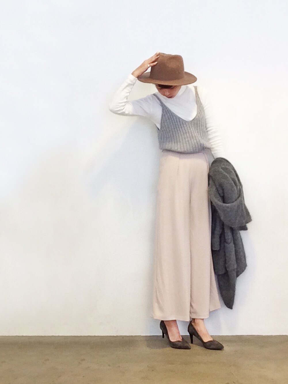 ホワイト系のTシャツ/カットソー、グレー系のキャミソール、ベージュ系のその他パンツを着用したレディースの秋コーディネートの1枚目の写真