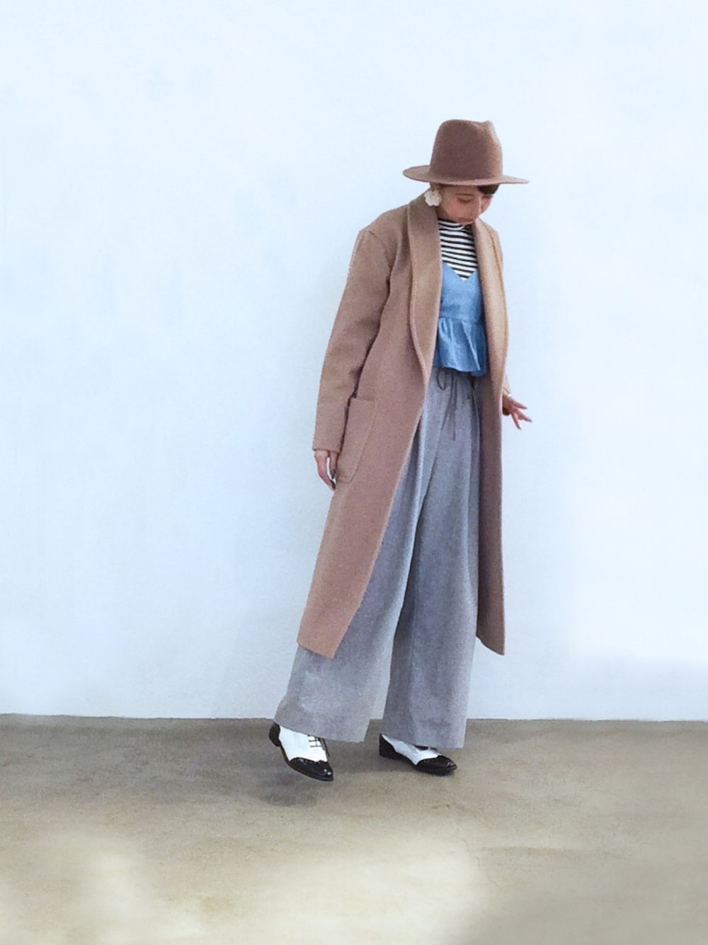 ブルー系のキャミソール、グレー系のその他パンツ、シルバー系のドレスシューズを着用したレディースの秋コーディネートの1枚目の写真