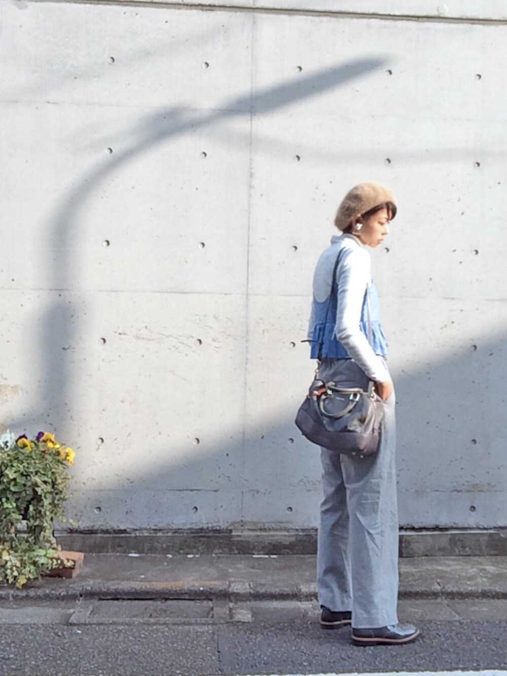 ホワイト系のTシャツ/カットソー、ブルー系のキャミソール、グレー系のその他パンツを着用したレディースの冬コーディネートの1枚目の写真