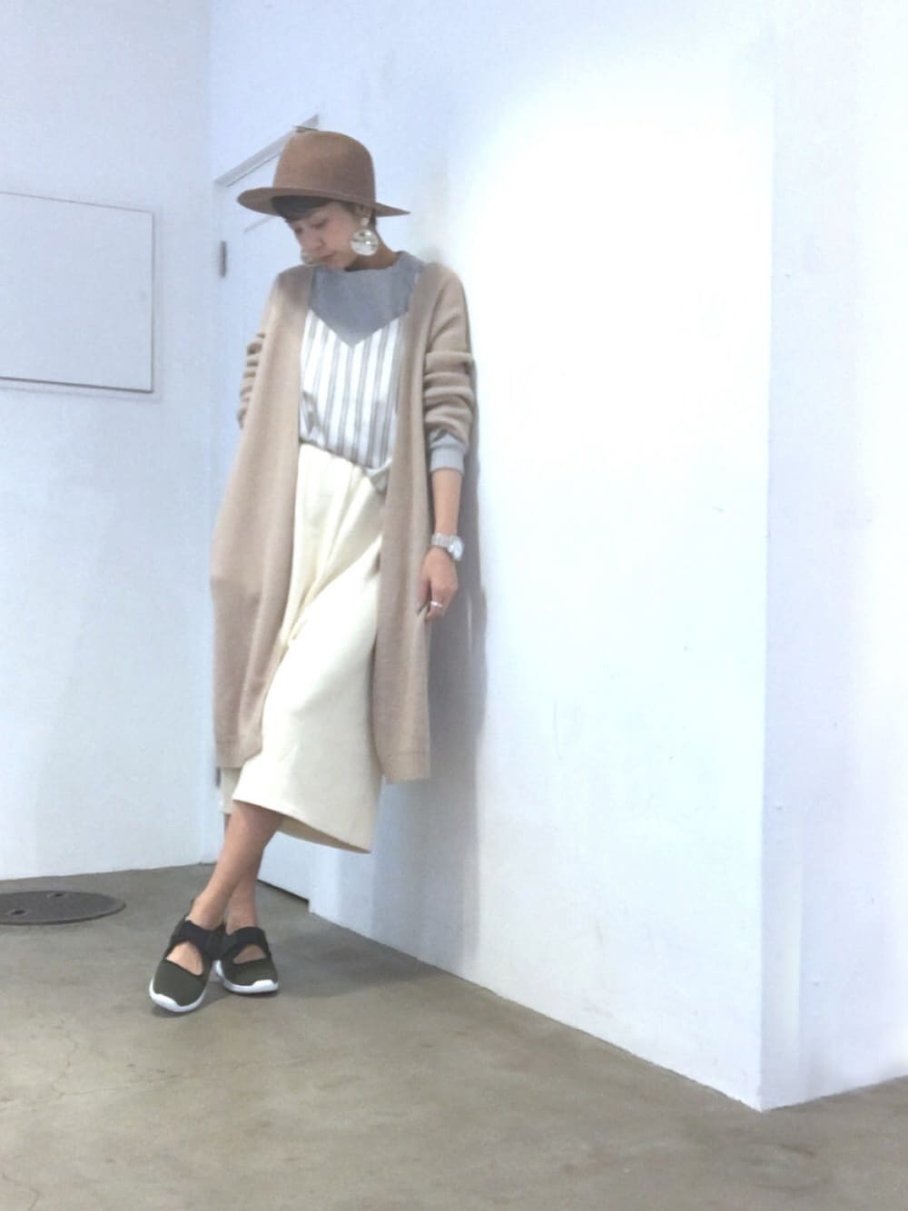 ホワイト系のその他パンツ、グレー系のTシャツ/カットソー、グリーン系のスニーカーを着用したレディースの春コーディネートの1枚目の写真