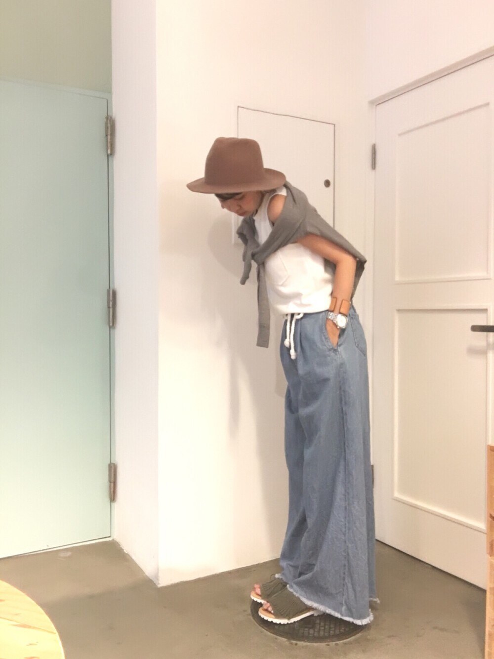 グレー系のカーディガン/ボレロ、ブルー系のデニムパンツ、ホワイト系のTシャツ/カットソーを着用したレディースの春コーディネートの1枚目の写真