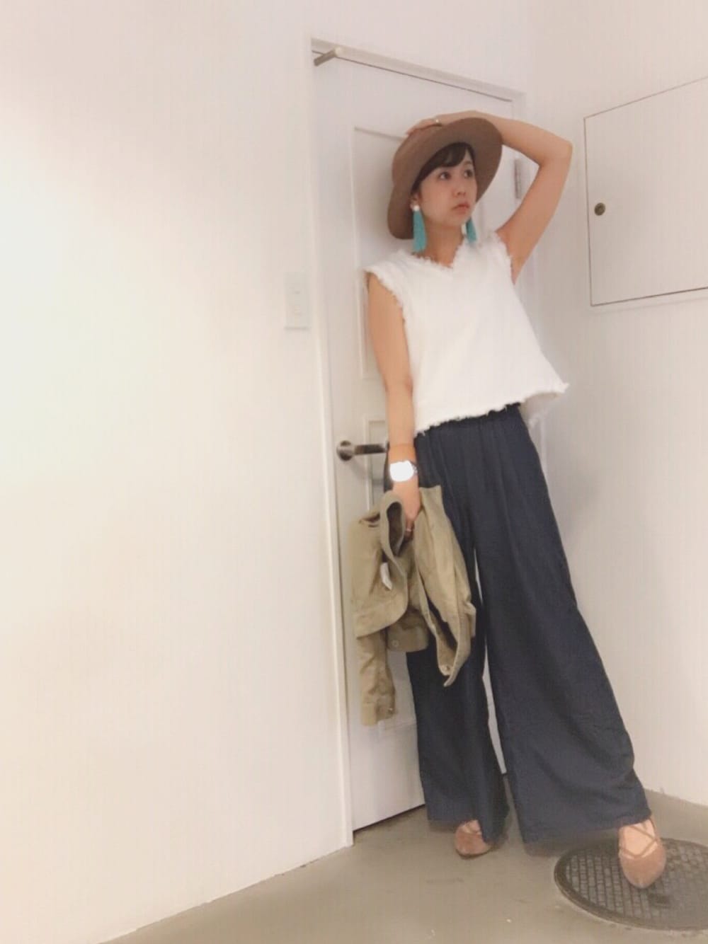 ホワイト系のシャツ/ブラウス、イエロー系のパンプス、ブルー系のその他パンツを着用したレディースの夏コーディネートの1枚目の写真