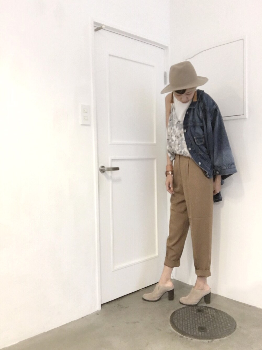 ベージュ系のサンダル、ベージュ系のキャミソール、オレンジ系のその他パンツを着用したレディースの秋コーディネートの1枚目の写真
