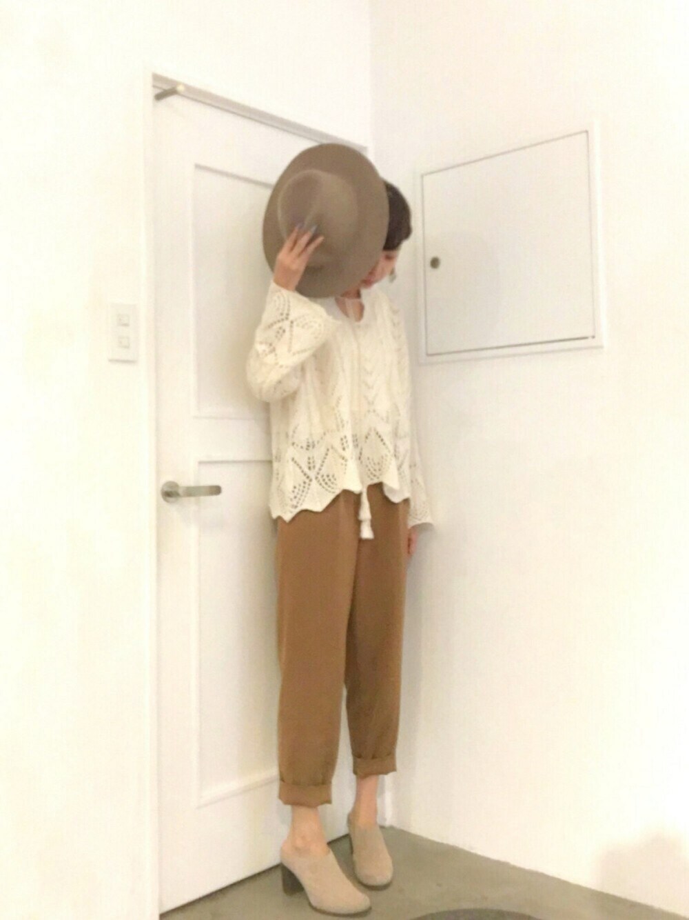ベージュ系のサンダル、ホワイト系のトップス、オレンジ系のその他パンツを着用したレディースの秋コーディネートの1枚目の写真