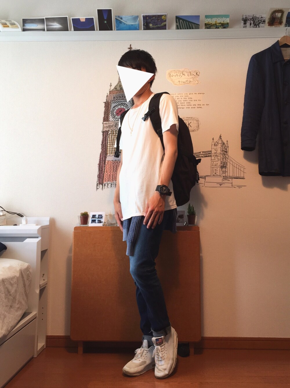 ホワイト系のTシャツ/カットソー、ブルー系のニット/セーター、ブルー系のデニムパンツを着用したメンズの夏コーディネートの1枚目の写真