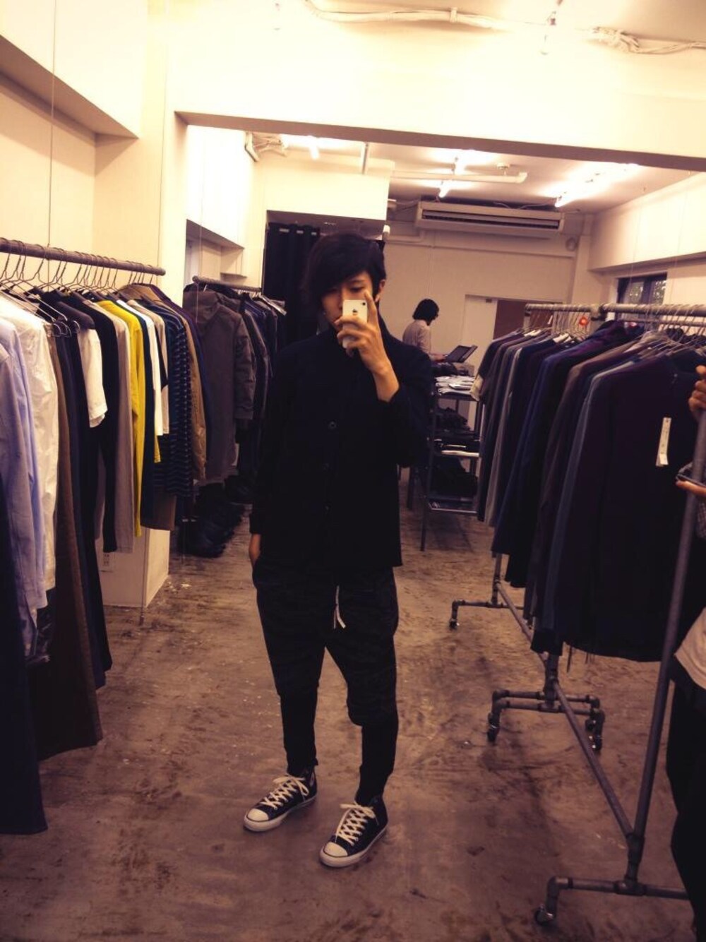 「mode、street、KAZUYUKI KUMAGAI、ATTACHMENT」｜「KAZUYUKI KUMAGAI ATTACHMENTのアイテム（Tシャツ/カットソー、ブラック系）」を使った、マロンさん（メンズ・178cm）の秋コーディネートの1枚目の写真