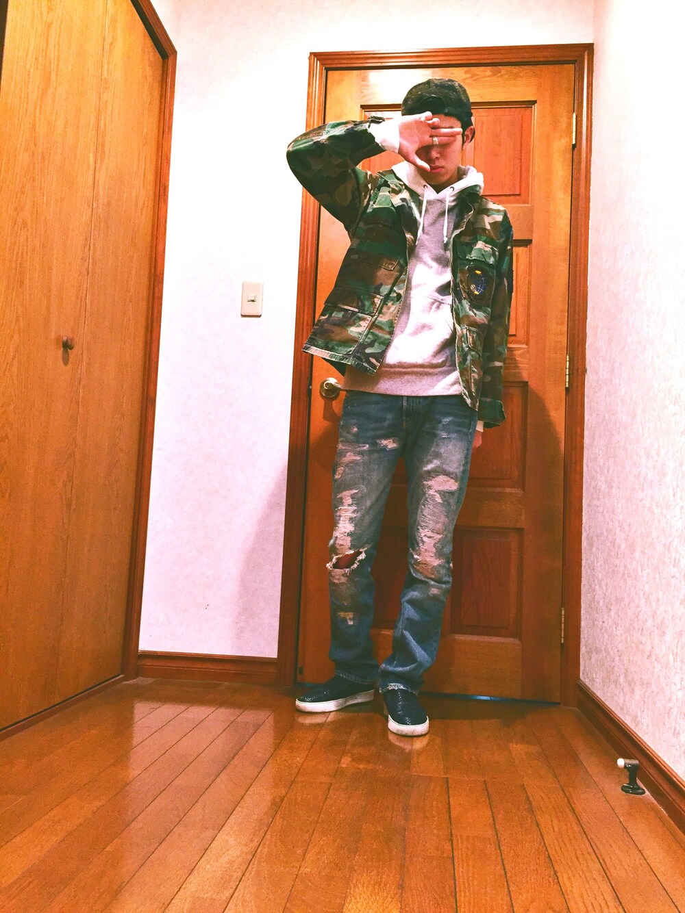 「ミリタリージャケット、クラッシュデニム、ユニクロ、Levi's、KAZUYUKI KUMAGAI、ストリート、men」｜「UNIQLOのアイテム（パーカー、ホワイト系）」を使った、マロンさん（メンズ・178cm）の春コーディネートの1枚目の写真