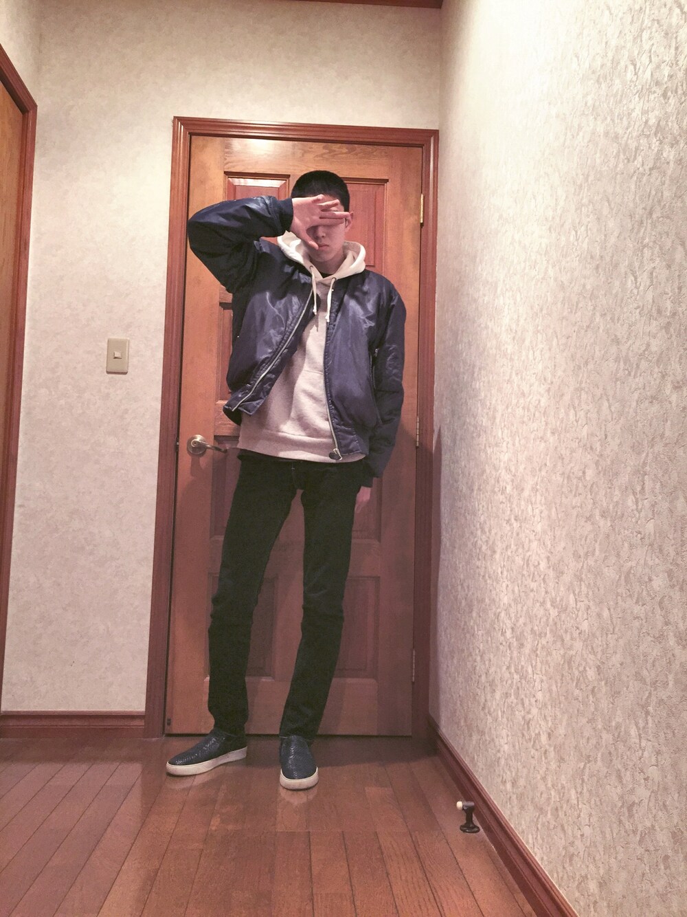 「MA-1×パーカー、ストリート、UNIQLO、Levi's」｜「UNIQLOのアイテム（パーカー、ホワイト系）」を使った、マロンさん（メンズ・178cm）の春コーディネートの1枚目の写真