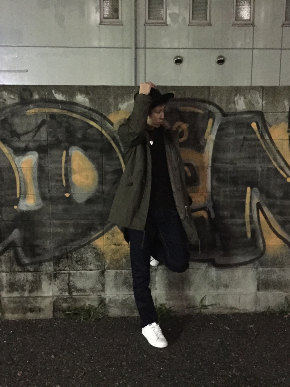 「三代目JSB、登坂広臣、EXILE、ストリート、gothic、スタンスミス」｜「adidasのアイテム（スニーカー、ホワイト系）」を使った、マロンさん（メンズ・178cm）の冬コーディネートの1枚目の写真