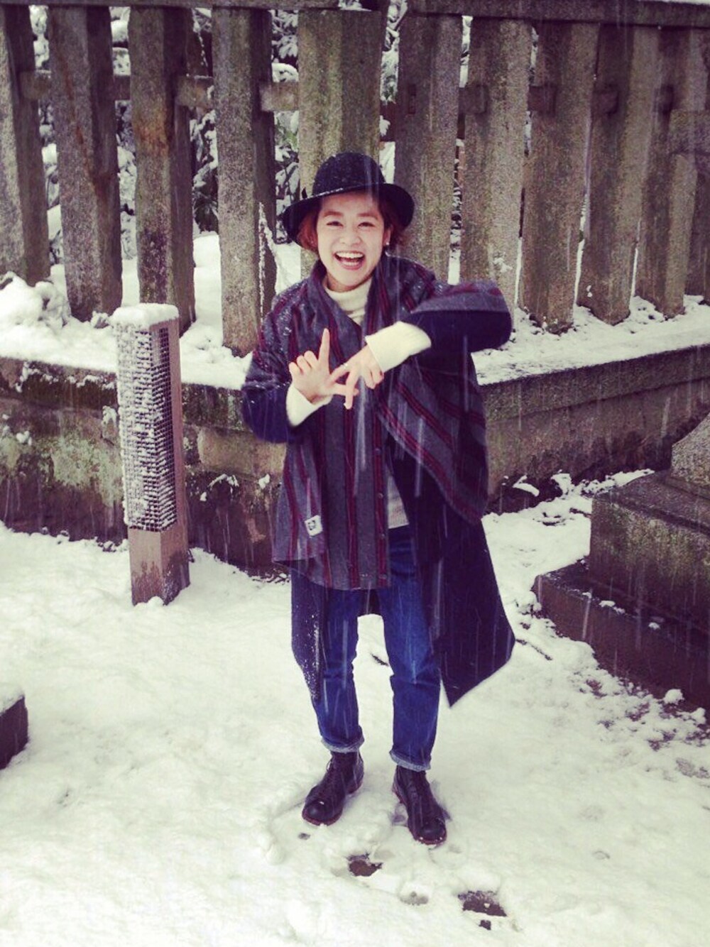 ホワイト系のニット/セーター、ブルー系のデニムパンツ、ブルー系のその他アウターを着用したレディースの冬コーディネートの1枚目の写真