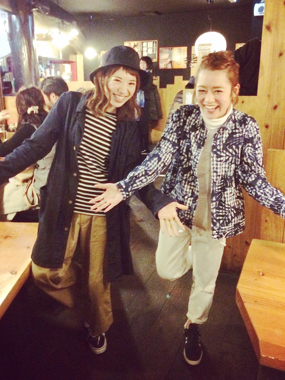 ホワイト系のサロペット/オーバーオール、ブルー系のブルゾン、ホワイト系のTシャツ/カットソーを着用したレディースの冬コーディネートの1枚目の写真